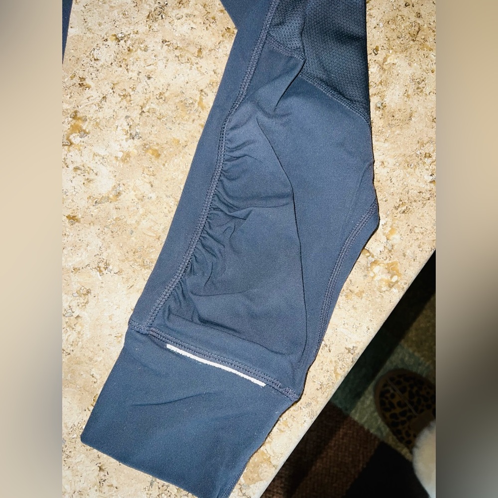💥💥5/$25💥💥 Athleta Gray Scrunch Leggings with Reflective Accents- Size M - Picture 2 of 8